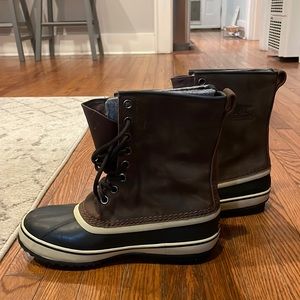 Like NEW mens brown Sorel boots